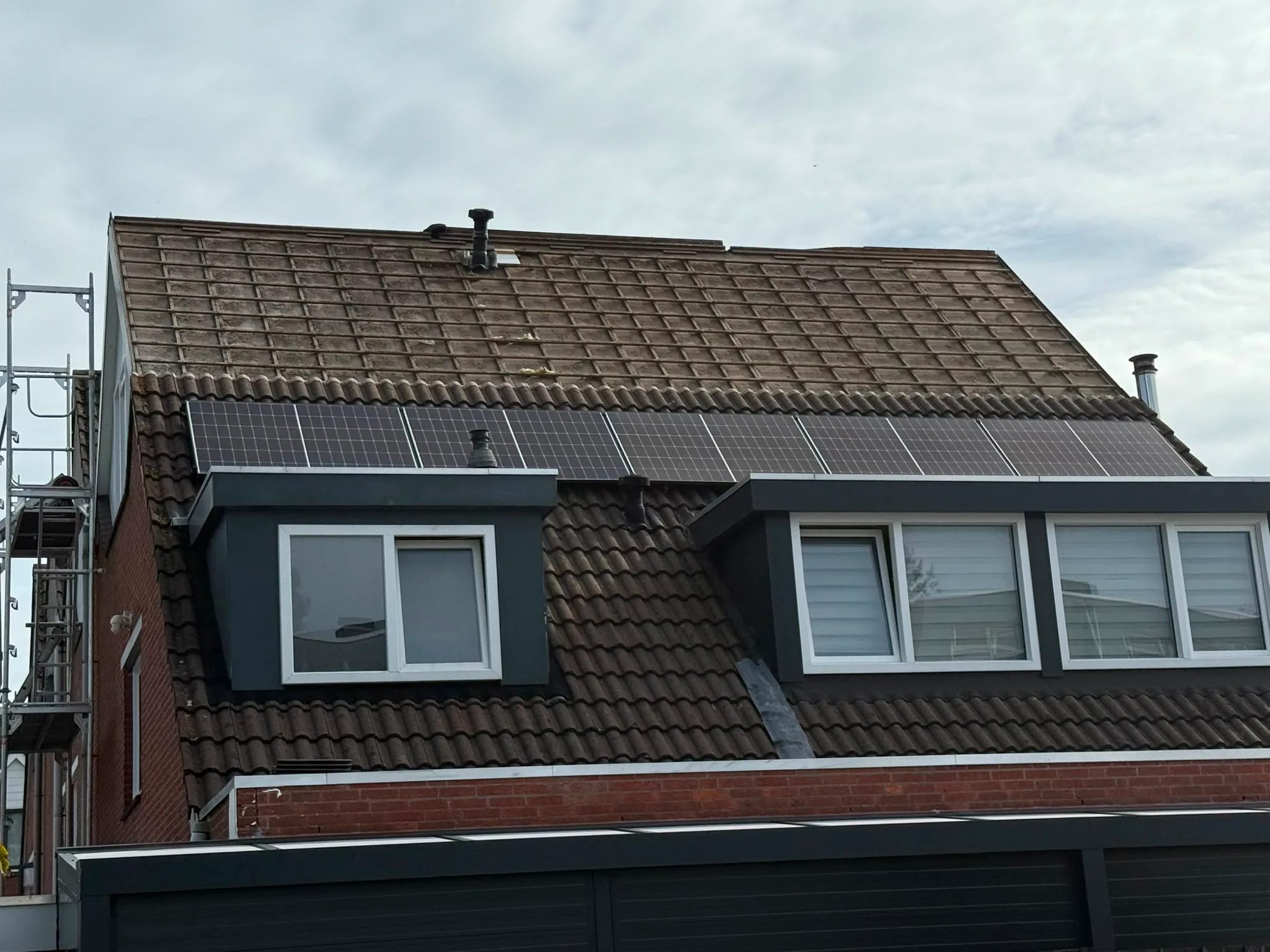 Vernieuwd dak met geïntegreerde zonnepanelen