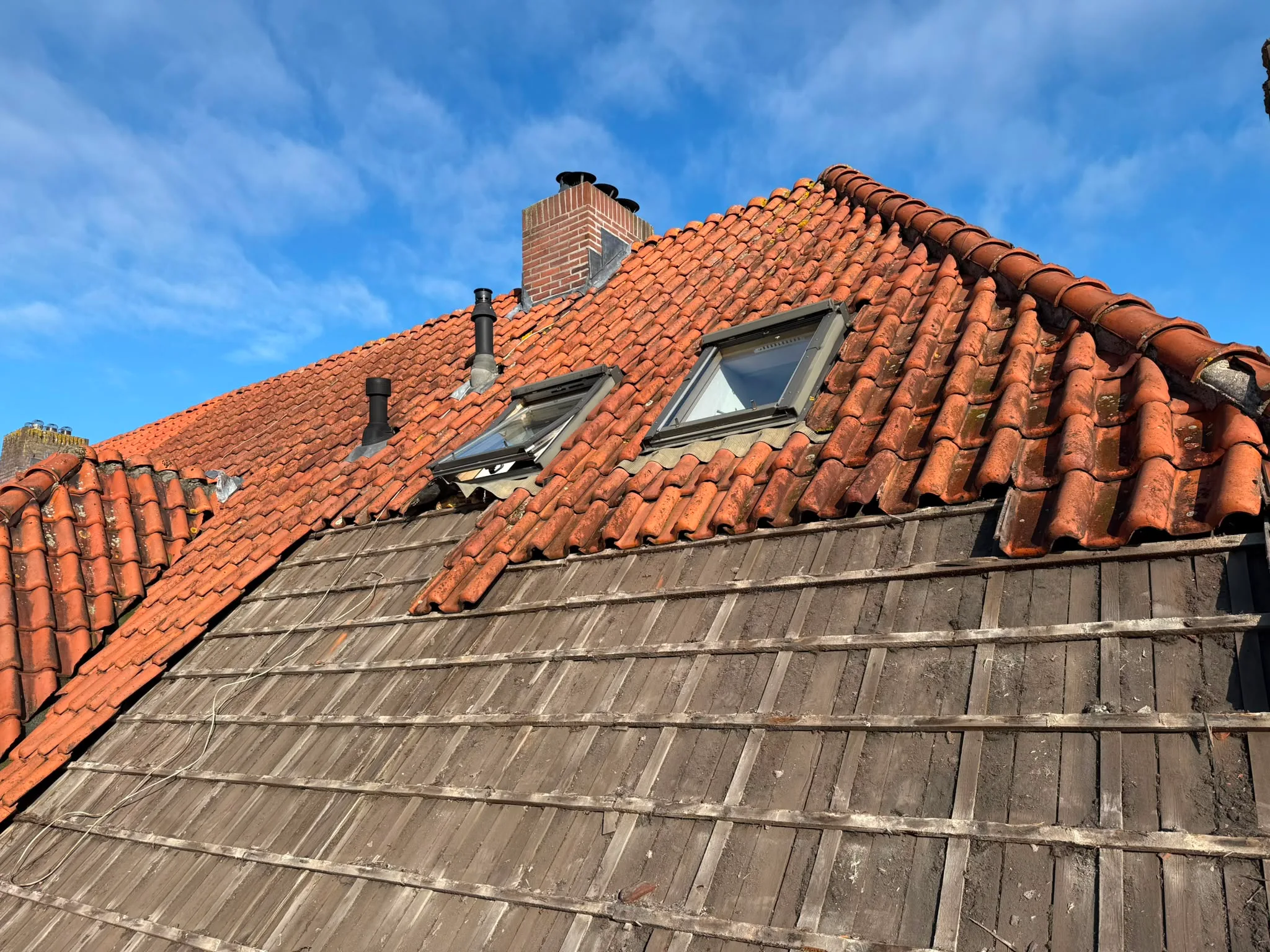 Rode dakpannen met daklichten