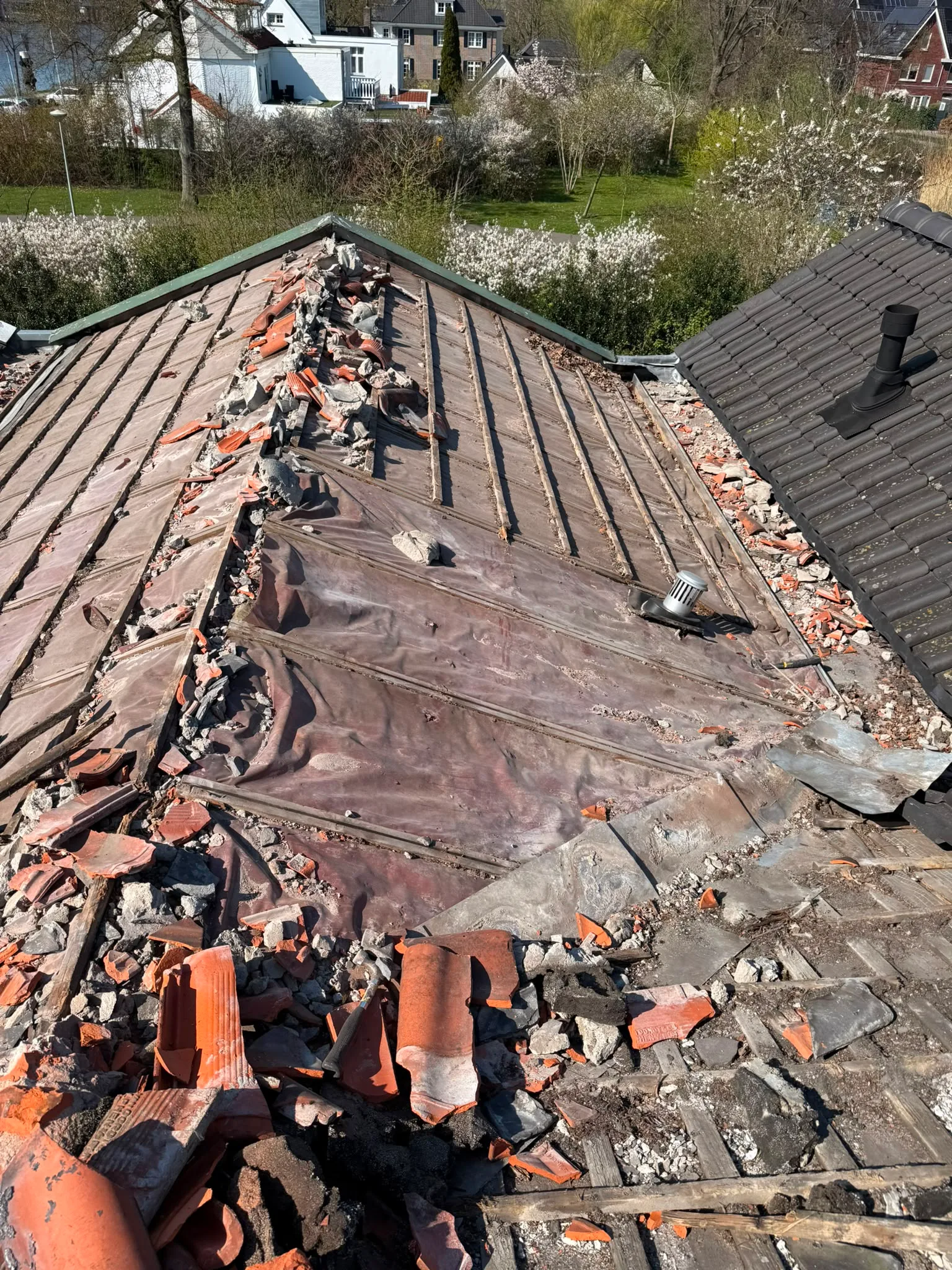 Dak in renovatie met verwijderde tegels