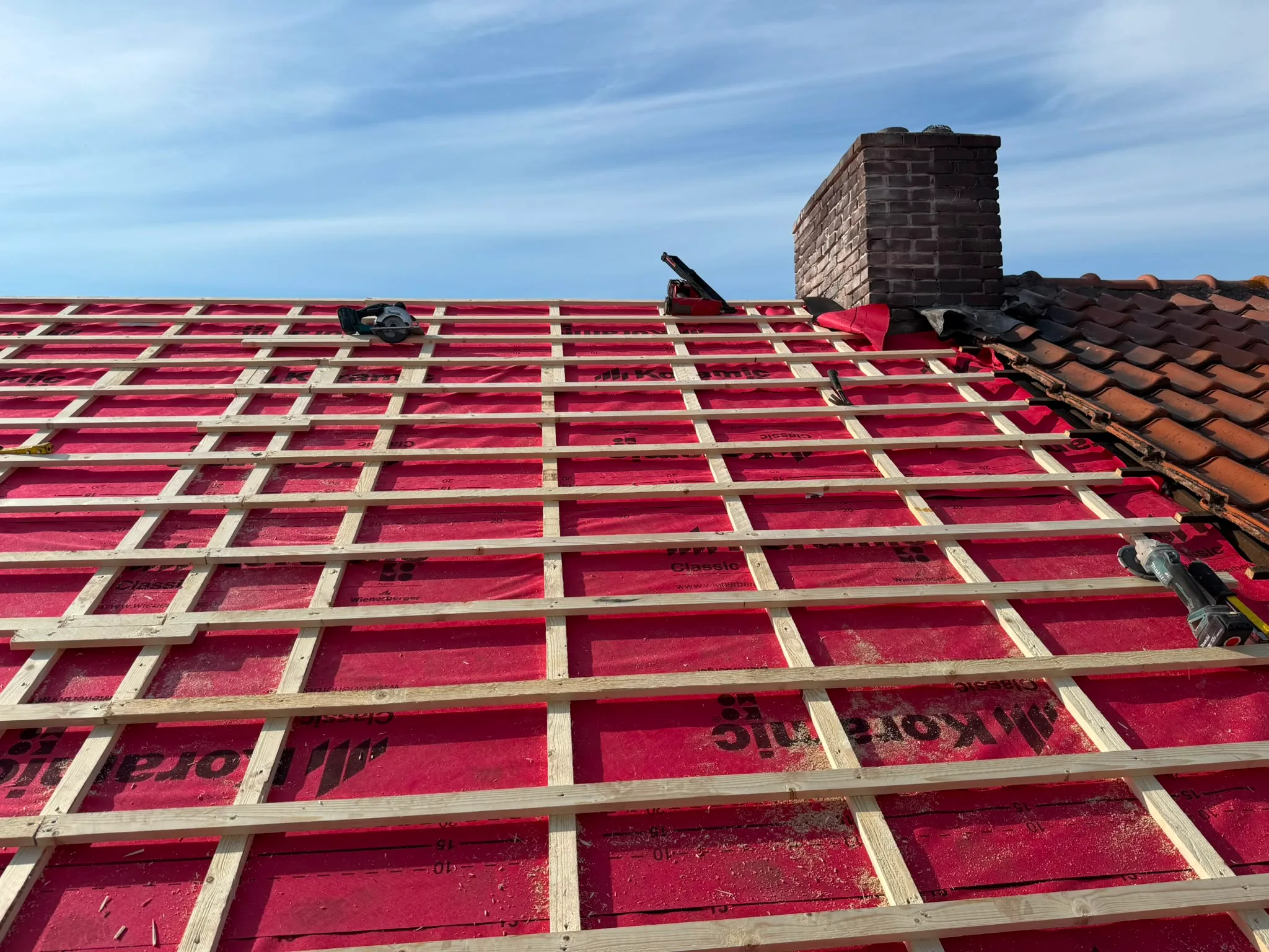 Dakrenovatie houten skelet met isolatielaag