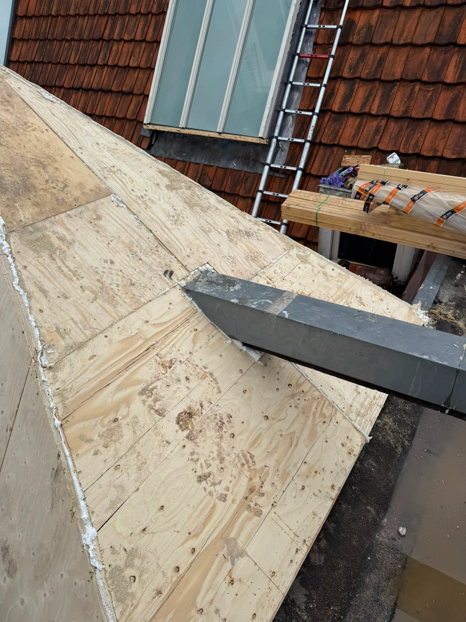 Dakrenovatie met houten onderlaag en tegels