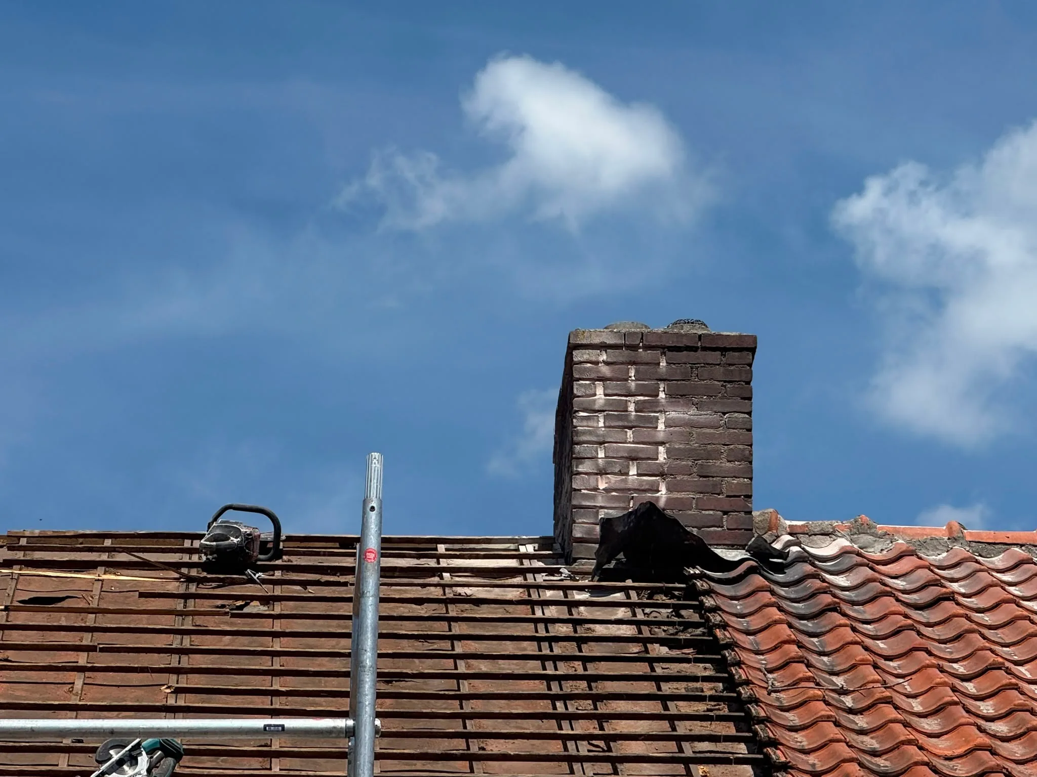 Dak gerenoveerd met rode dakpannen