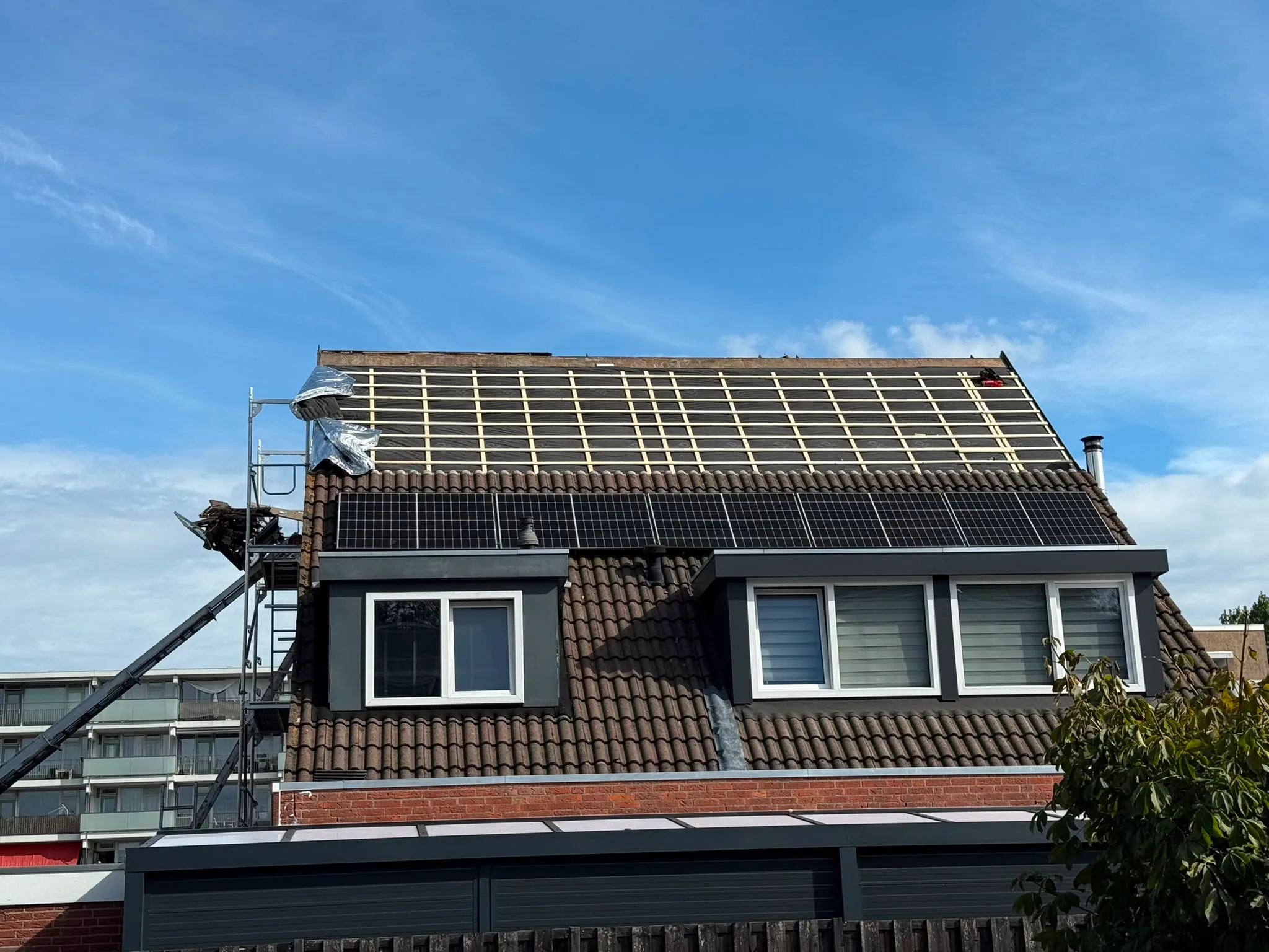 Gerenoveerde dakbedekking met zonnepanelen