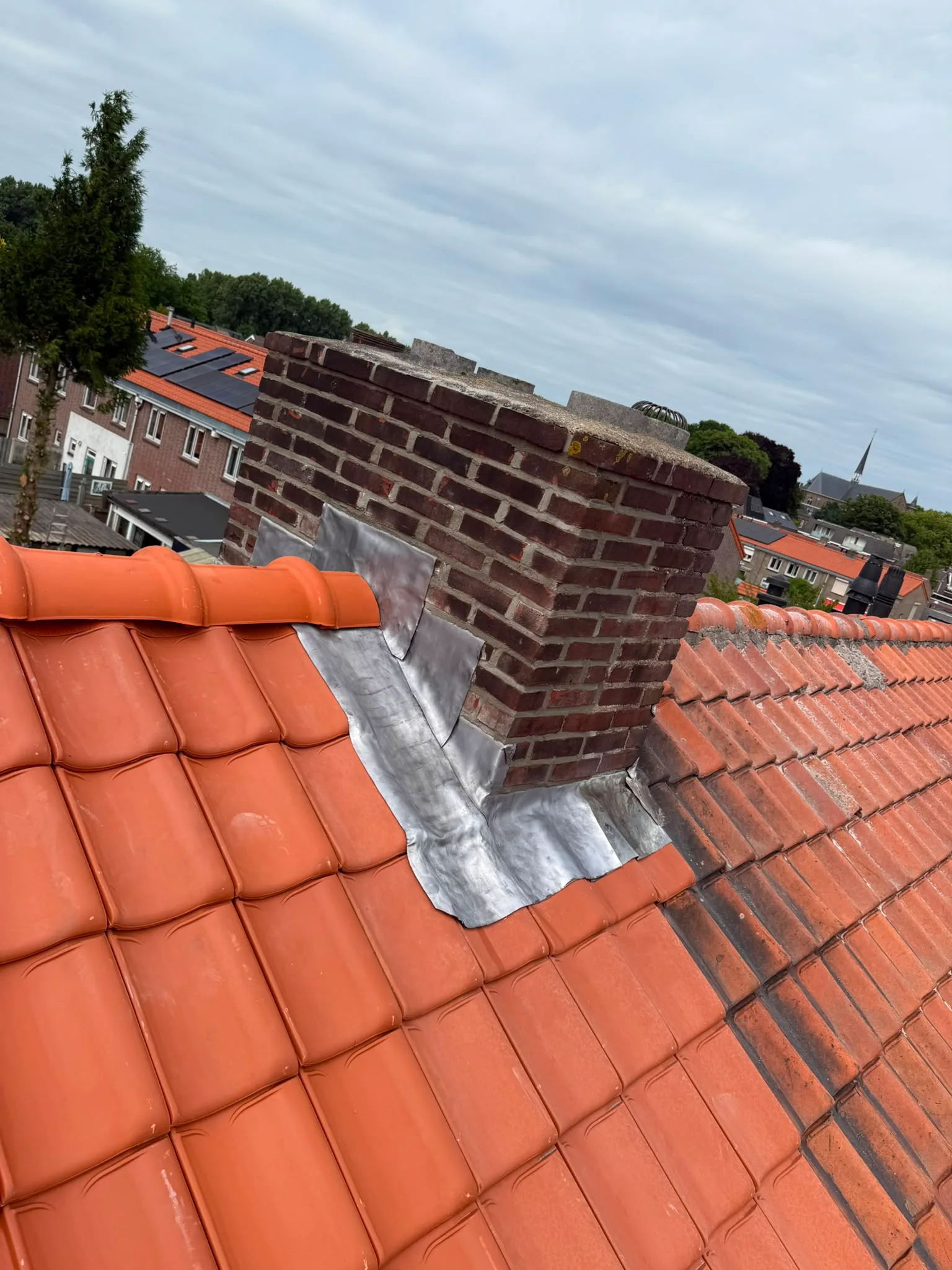 Gerenoveerd dak met bakstenen schoorsteen