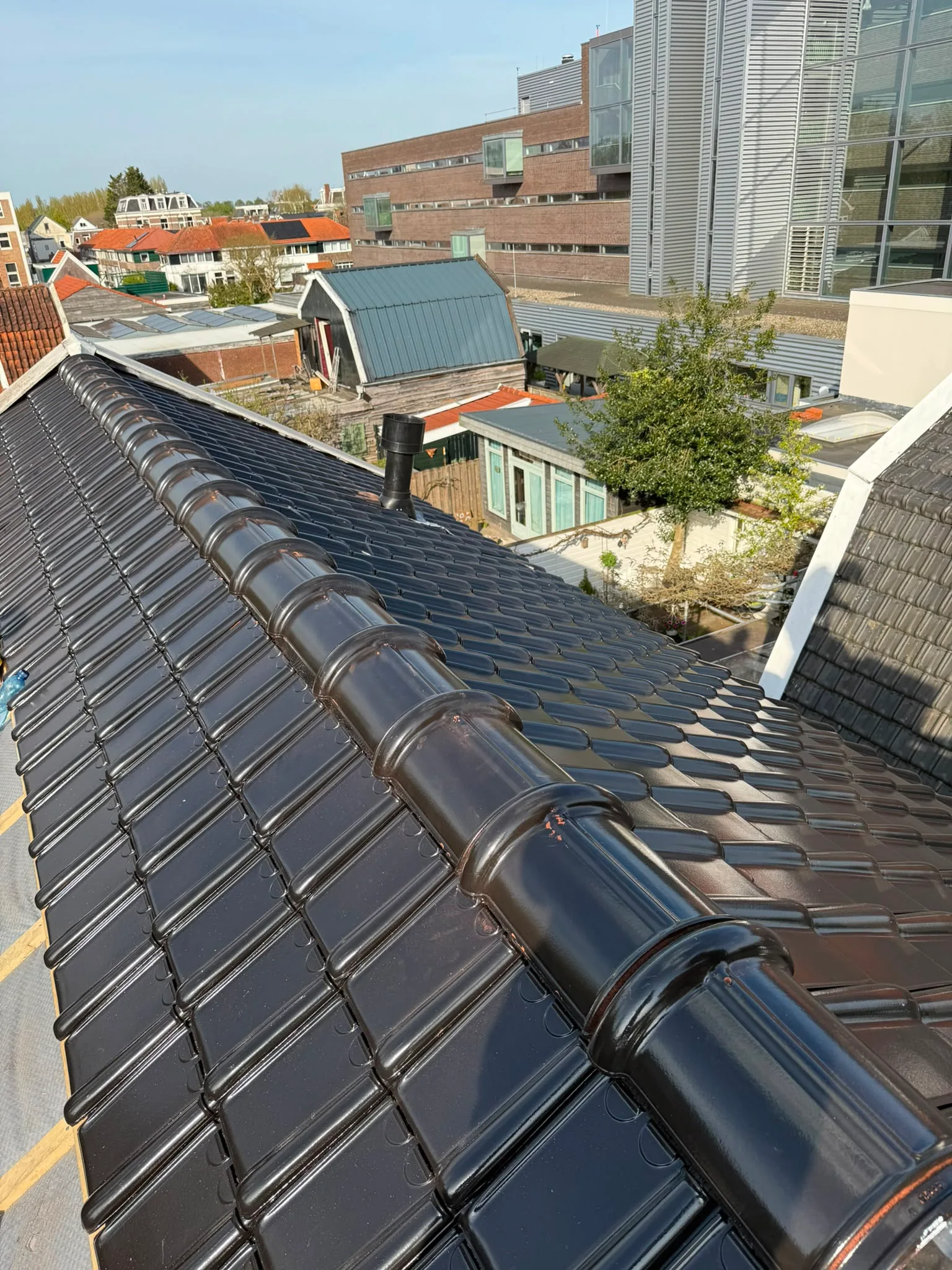 Vernieuwd dak met zonnecollectoren geïnstalleerd
