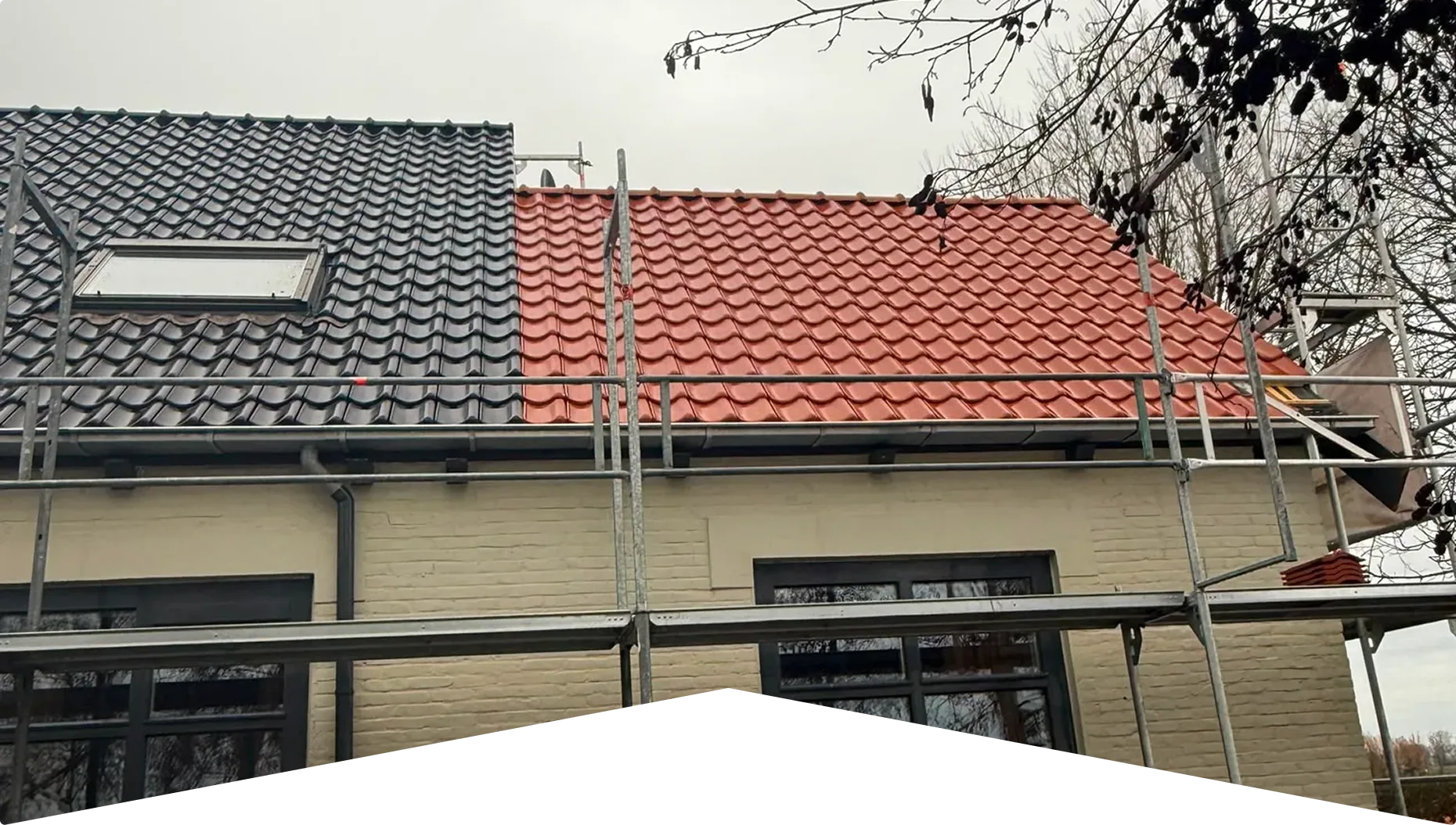 Dakdekker aan het werk op een gerenoveerd hellend dak